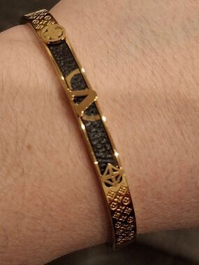 18k Gold Plated Luxury Letter V Bangle Bracelet